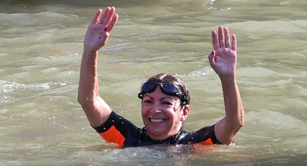 &nbsp;La alcaldesa de París, Anne Hidalgo, en el Río Sena.