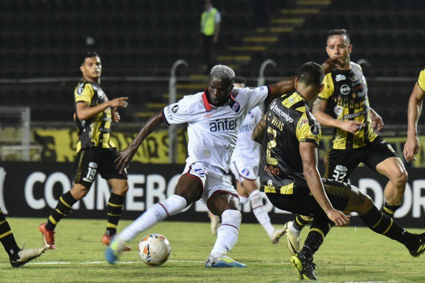 Christian Ebere de Nacional, pelea la pelota con Carlos Vivas de Deportivo Táchira