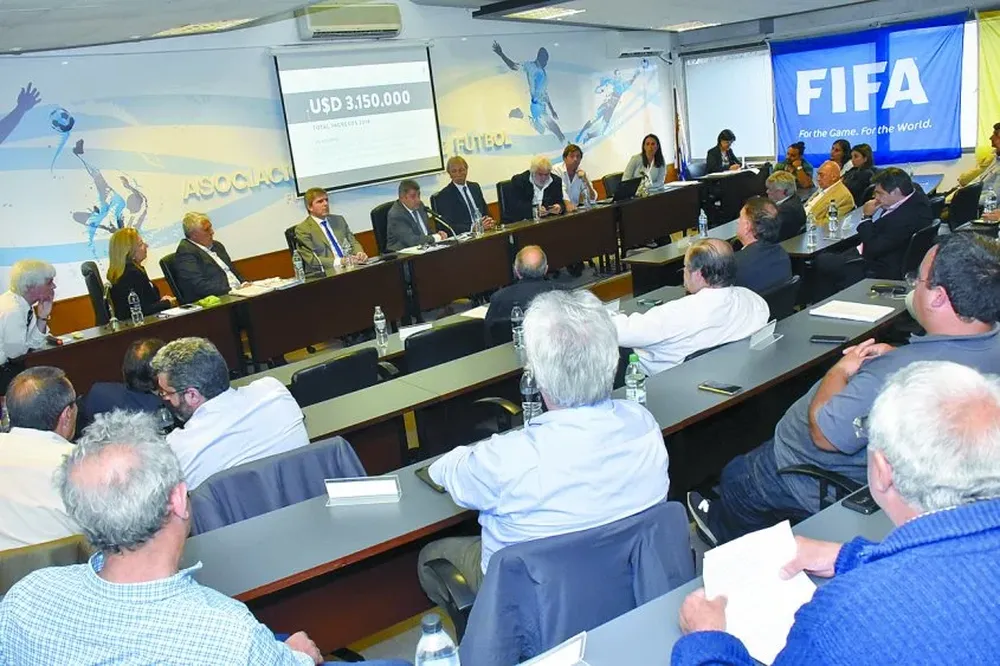 La Mesa Ejecutiva de la Asociación Uruguaya de Fútbol tendrá un trabajo duro con las fechas.