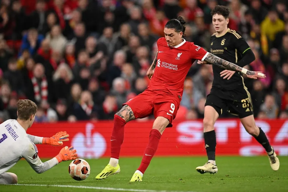 Darwin juega con Liverpool