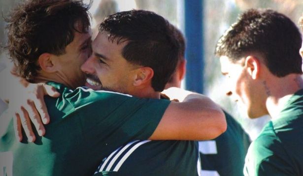 Guillermo Cotugno de Racing celebra la victoria ante Cerro Largo por el Torneo Apertura