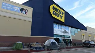 EUA- Personas comienzan a poner carpas a las fueras del almacén Best Buy en Mesquite por la cercanía del viernes negro