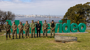 Marines de Estados Unidos y militares uruguayos posan para una foto el 14 de agosto, en el marco de un intercambio de cooperación.&nbsp;