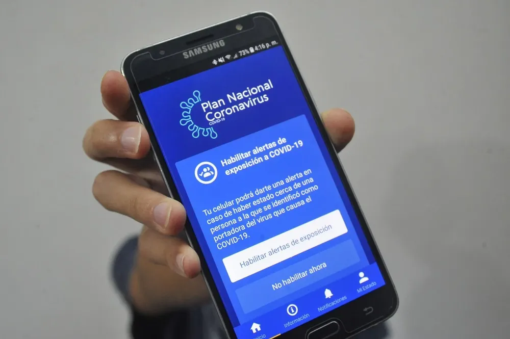 La aplicación Coronavirus UY está descargada en los celulares de buena parte de la población.