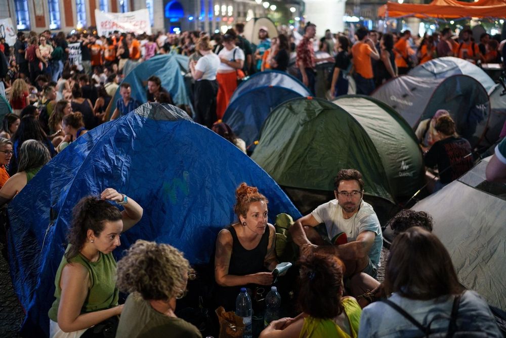 Activistas de izquierda acamparon en Puerta del Sol para reclamar un decreto tras el caso de desahucio de la anciana Maricarmen Abascal.
