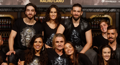 Nacho Cano junto a parte del elenco de Malinche.