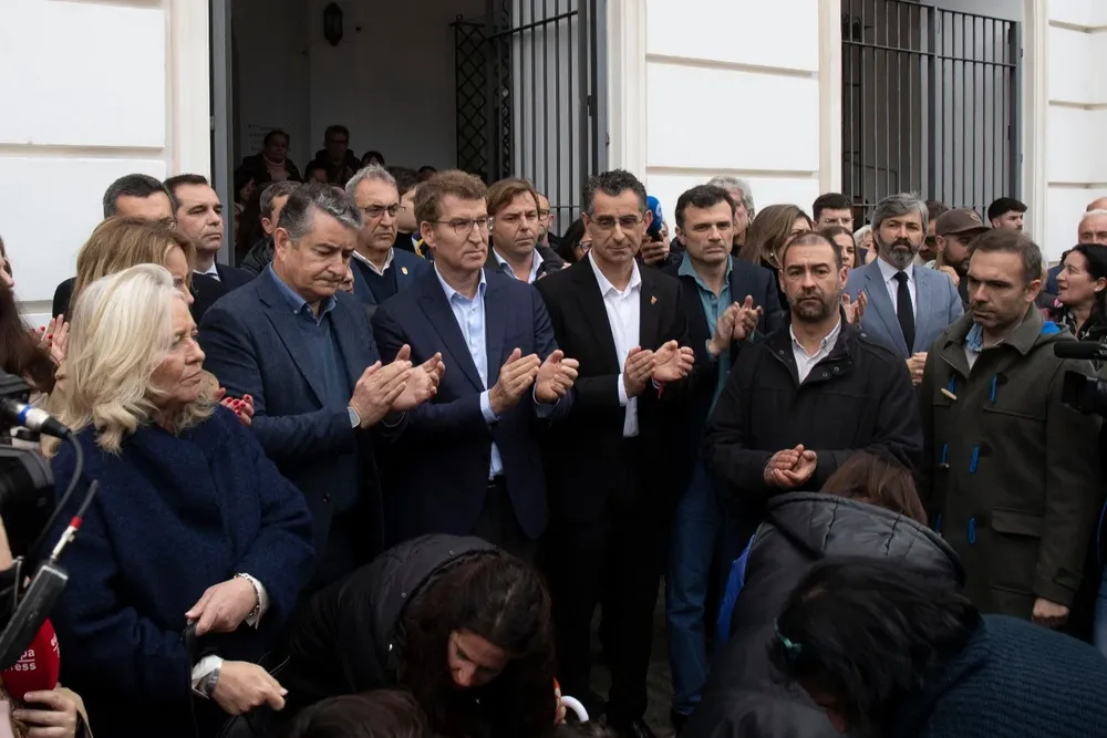 El presidente del PP, Alberto Núñez Feijóo (3i), se ha sumado este lunes al minuto de silencio que hoy se ha guardado en Barbate (Cádiz) en repulsa por la muerte de dos agentes de la Guardia Civil que fueron arrollados por una narcolancha en el puerto de la localidad.