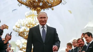 Putin camina por los pasillos del Kremlin