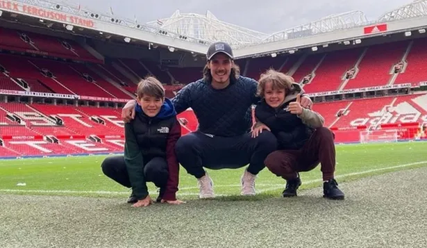 Cavani con dos de sus hijos en Old Trafford, la casa de Manchester United