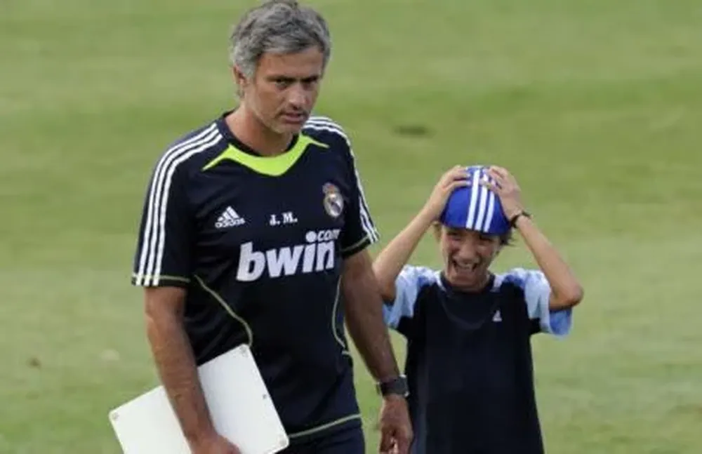 Mourinho con su hijo José, en la práctica de Real Madrid.