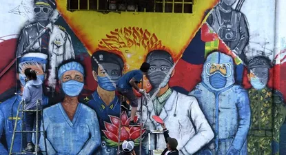 Mural con el personal de salud nepalí