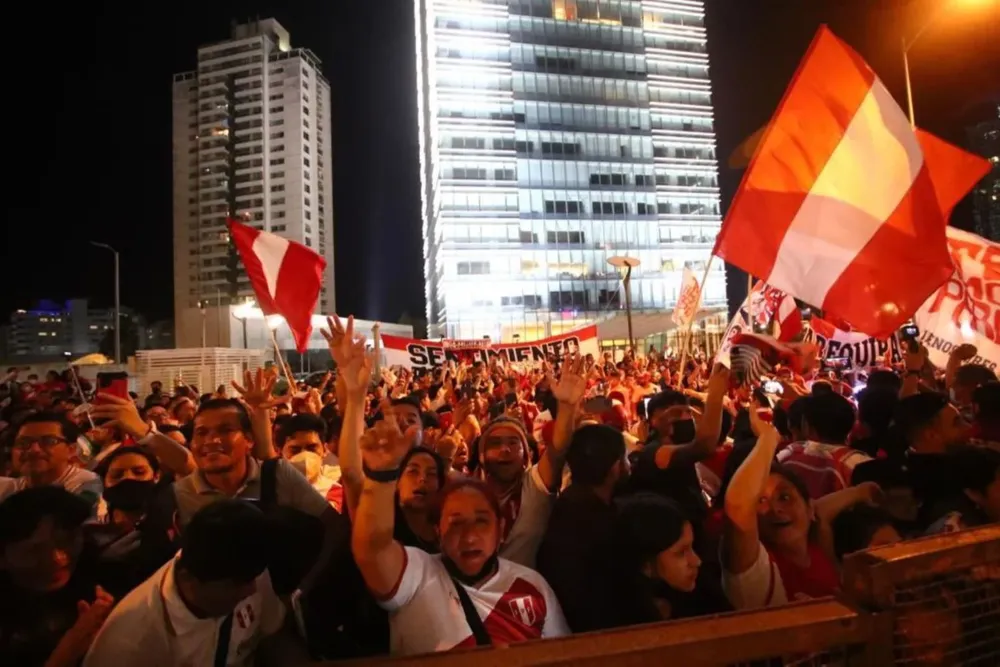 Banderazo peruano en Montevideo