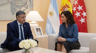 La presidenta de la Comunidad de Madrid, Isabel Díaz Ayuso, y el jefe de gobierno de Buenos Aires, Jorge Macri, en la sede del gobierno de Madrid.