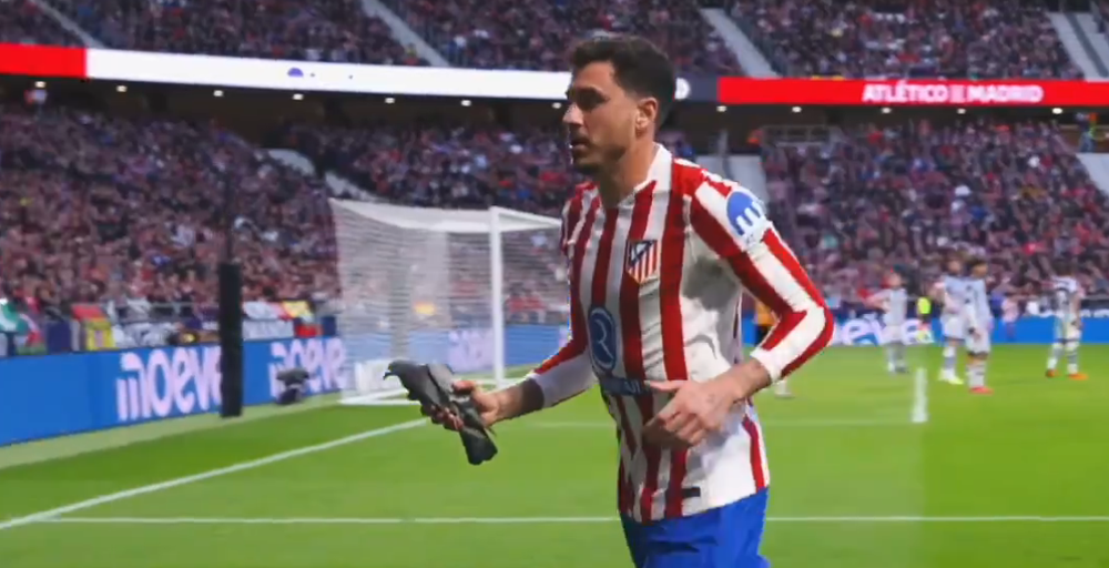 José María Giménez con la paloma que sacó del campo de juego