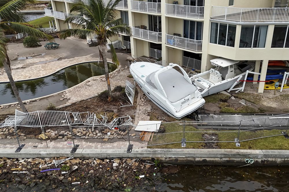 Lanchas en un complejo residencial luego de haber sido empujadas a la costa por las inundaciones provocadas en St. Petersburg, Florida.