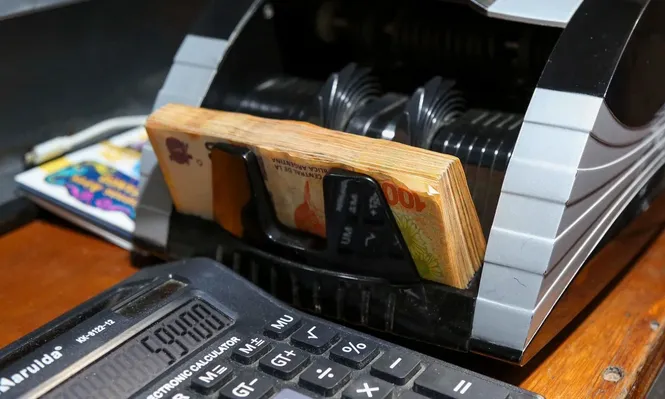 Arbolito con cambio de dólares al tipo de cambio blue