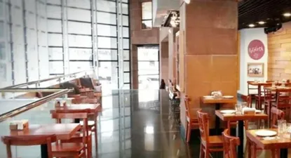 La decoración de Entreacto es elegante y cálida