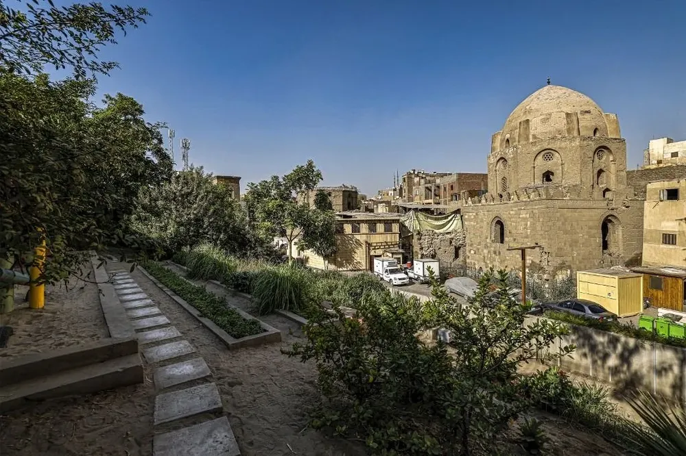 La línea de vegetación que asciende a una ladera muestra el camino de las pérdidas de las tuberías que transportan agua. AFP