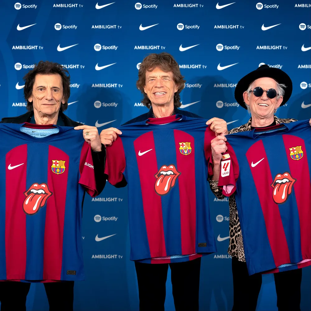 Los Rolling Stones con la camiseta de Barcelona