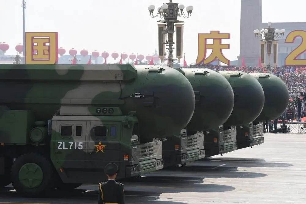 Rusia y los Estados Unidos poseen conjuntamente casi el 90% de todas las armas nucleares. China busca aumentarlas.