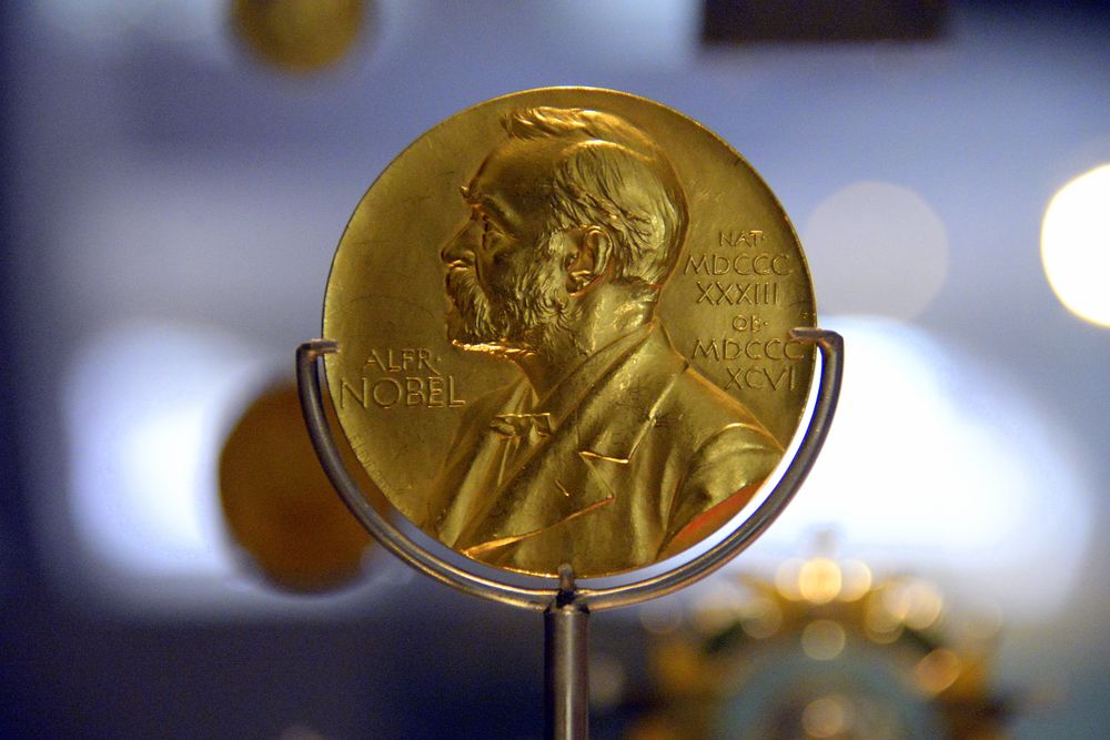 Nobel_prize_medal_for_medicine,_Sweden,_1945,_to_Sir_Alexander_Fleming_(1881-1955)_who_discovered_Penicillin._On_display_at_the_National_Museum_of_Scotland