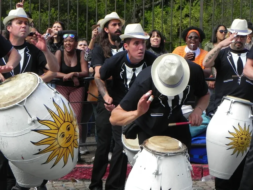 Más de 1.200 tambores tronaron en el Prado