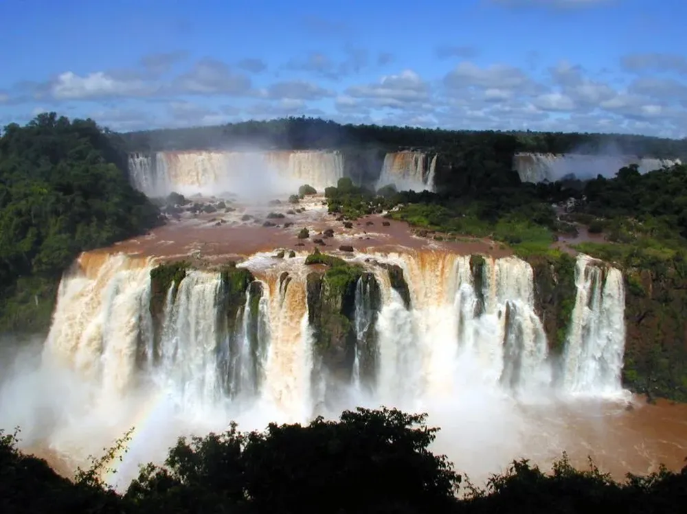 Las cataratas de Iguazú son un punto turístico fundamental en la región compartido por tres países.