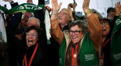 Los partidarios del Seguro celebran en la sede de la campaña, en Caldas da Rainha.