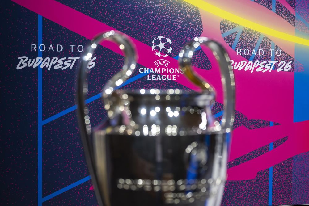 La copa de la Champions League en el sorteo de los playoffs