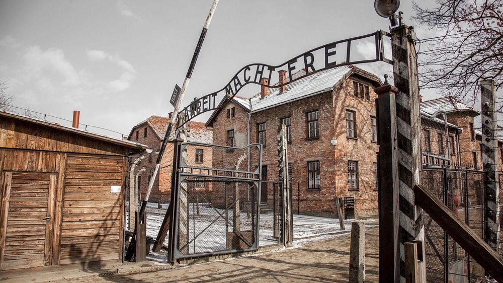 La entrada principal de Auschwitz con su frase "El trabajo libera" fue construida por prisioneros políticos polacos, bajo órdenes de los nazis.