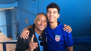 Marcelo Romero y su hijo Manuel con la selección de Estados Unidos