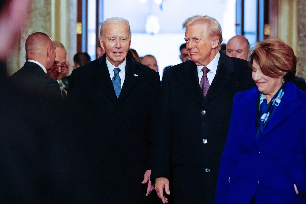 El presidente de Estados Unidos, Joe Biden (izquierda), y el presidente electo, Donald Trump (derecha), llegan a la ceremonia de inauguración en la Rotonda del Capitolio de los Estados Unidos en Washington,