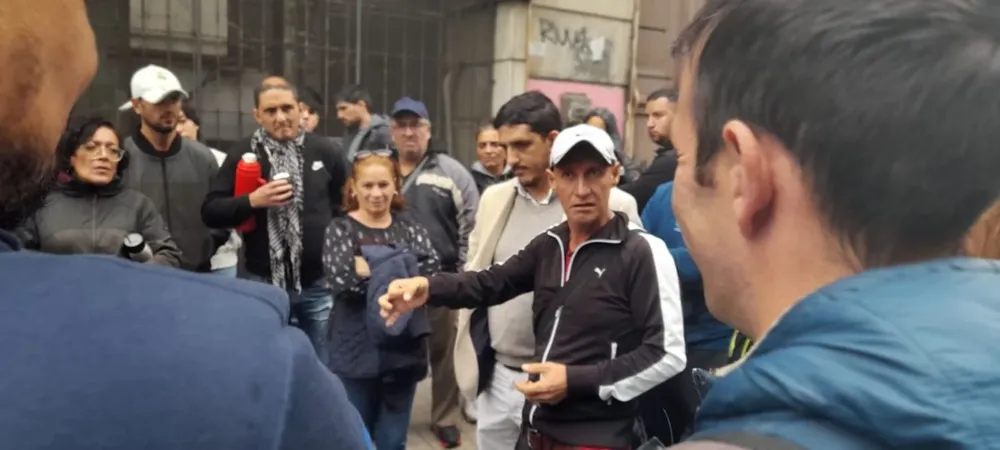 Los trabajadores de La Sin Rival aguardando en la Dinatra