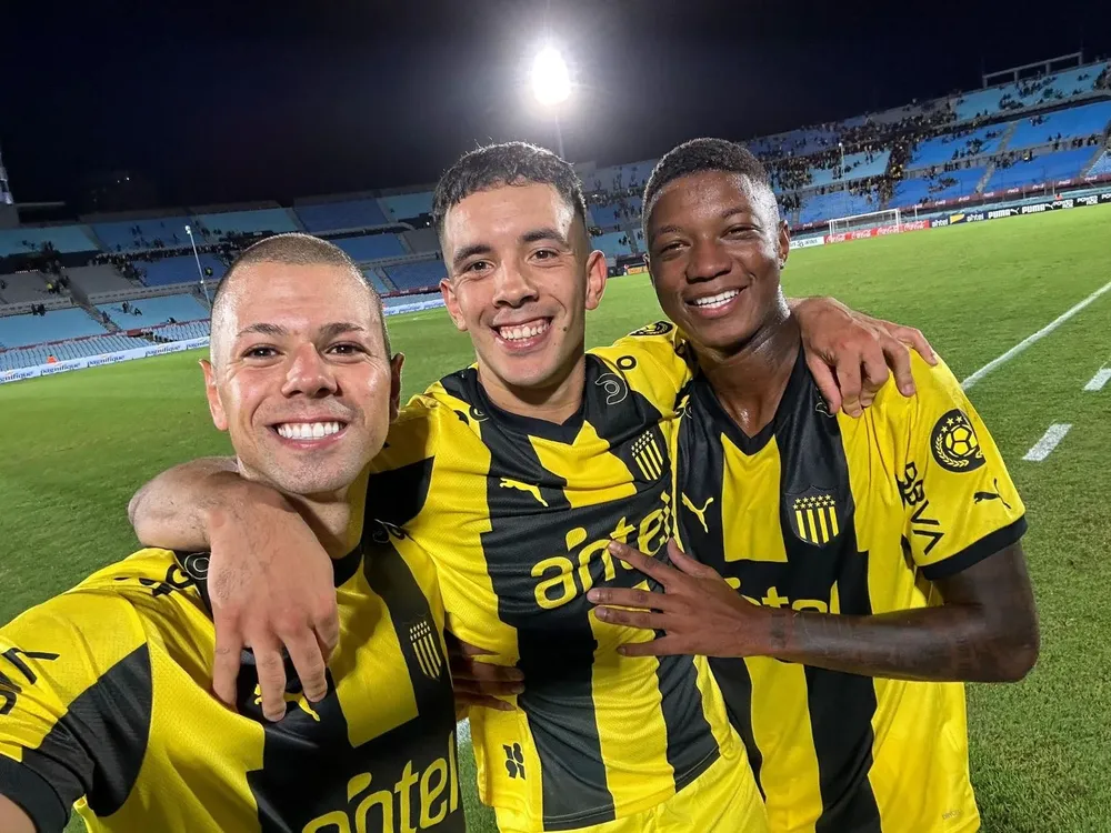 La foto de Leo Fernández y los brasileños Leo Coelho y Matheus Babi