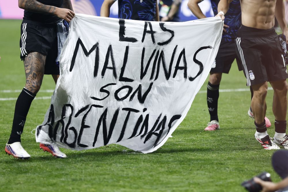 La bandera con la que festejaron los jugadores de Argentina