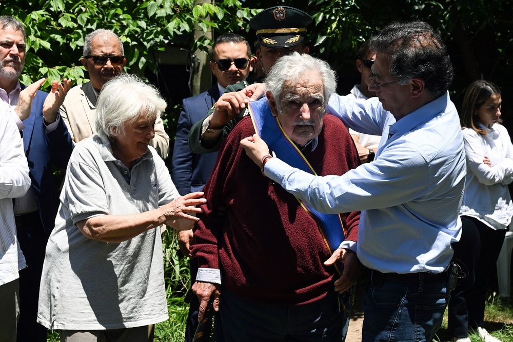 José Mujica junto a Gustavo Petro y Lucía Topolansky