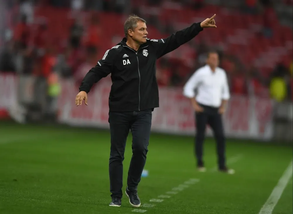 Diego Aguirre dirigiendo el clásico entre Internacional de Porto Alegre y Gremio