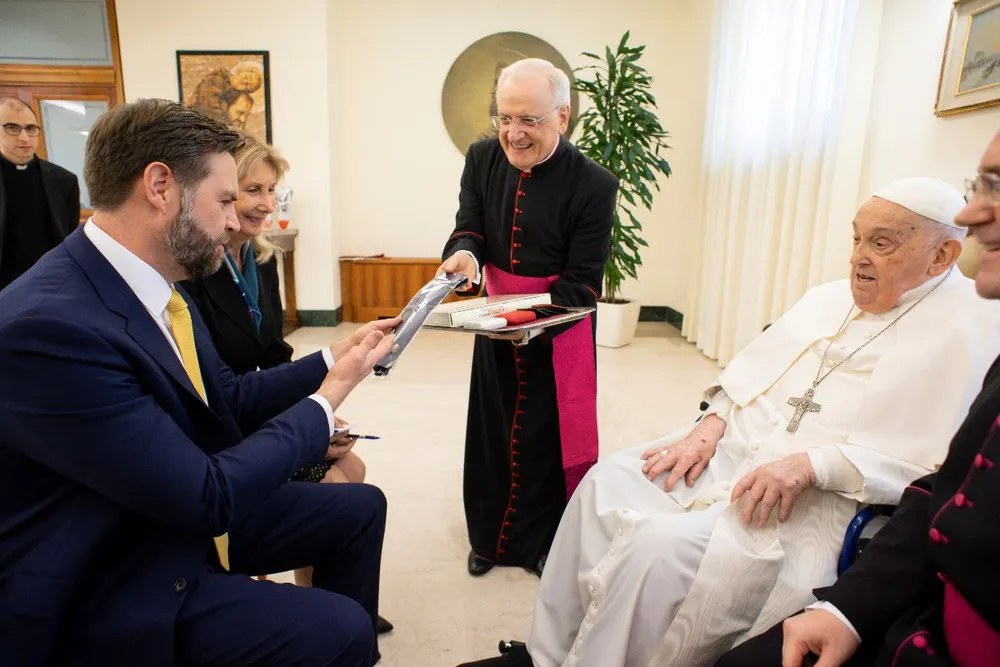 El vicepresidente de Estados Unidos J.D. Vance y el Papa Francisco.