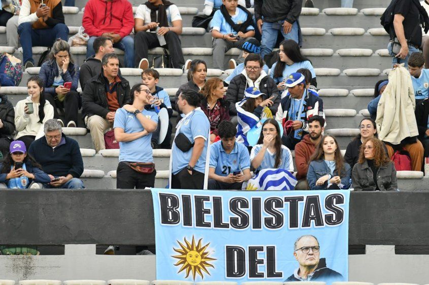 Hinchas de Uruguay con bandera de Marcelo Bielsa
