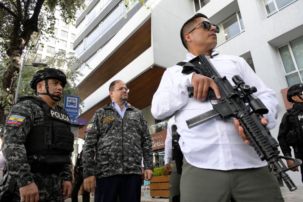 El ministro del Interior de Ecuador, John Reimberg, en un operativo en Quito