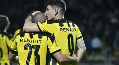 Agustín Álvarez Martínez festeja junto a Walter Gargano su gol con Peñarol ante Torque
