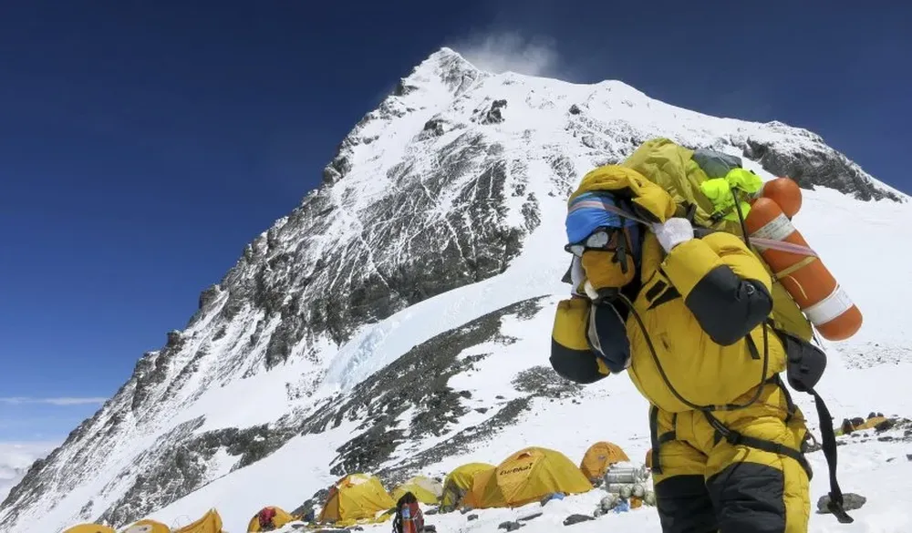 El escalador nepalés que muestra a un porteador con material en el campamento 4 del Everest, Nepal.