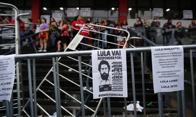 MIlitantes impiden la salida de Lula da Silva del Sindicato Metalúrgico para que se entregue a la Policía.