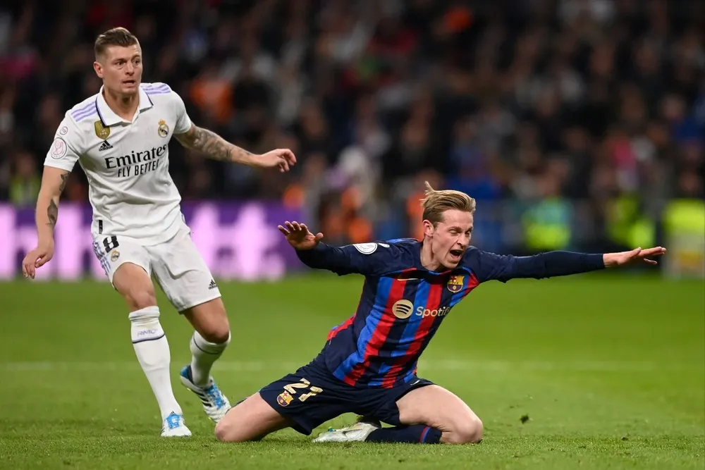 Kroos ante De Jong en el clásico del pasado jueves