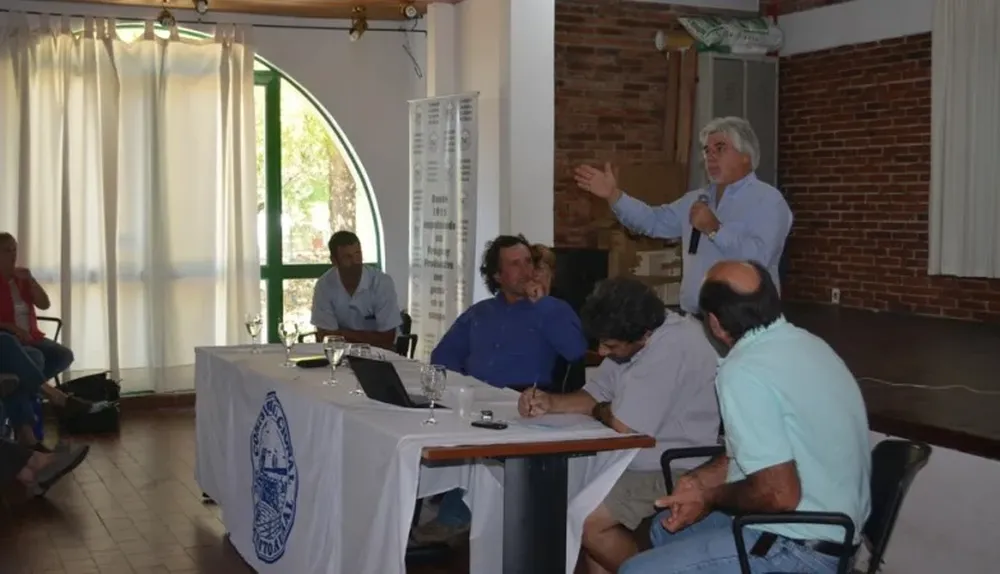 El ministro Aguerre y dirigentes de la CNFR en Guaviyú, Paysandú