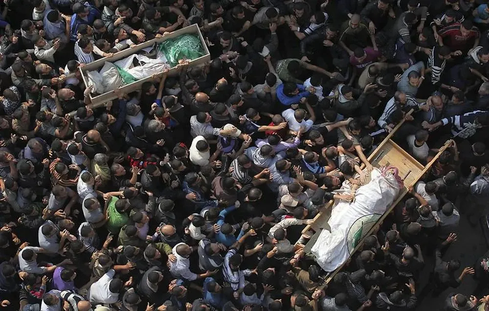 Miembros de Hamás cargan el cadáver de Ahmed Yabari (der), comandante del brazo armado de Hamás en Gaza