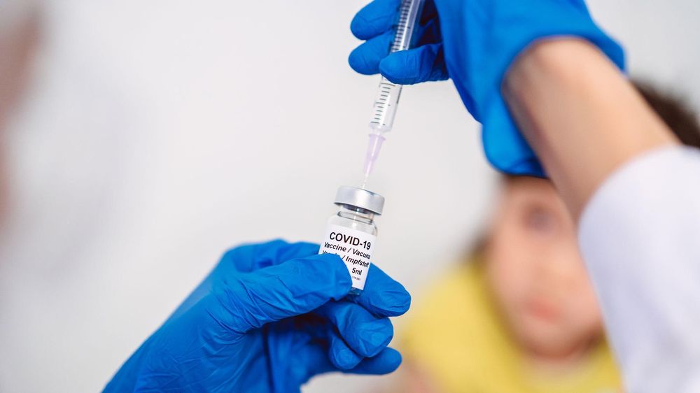 Para probar la vacuna de covid se llevaron a cabo ensayos de infección controlada.