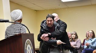 El momento en que la congresista Ilhan Omar fue atacada.