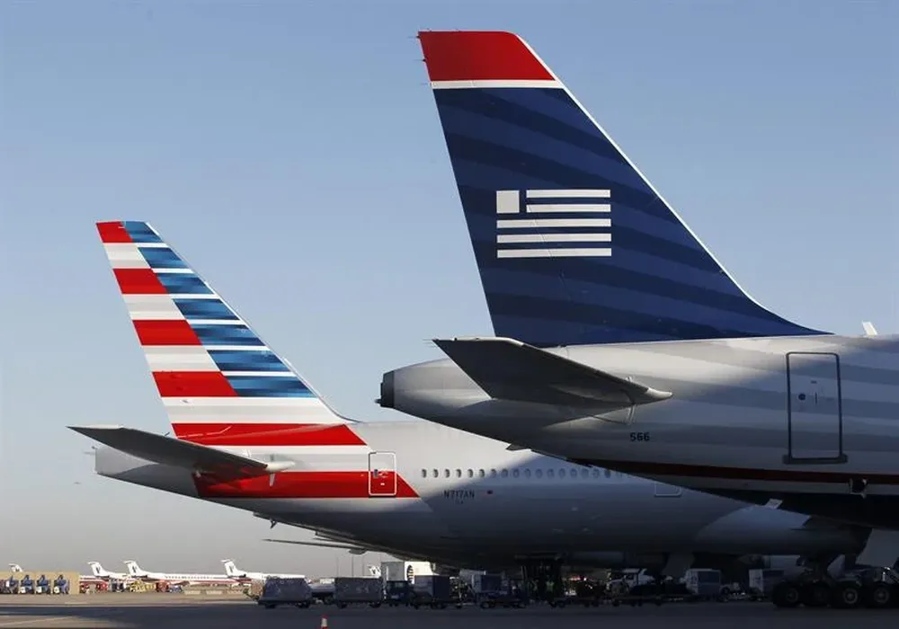EEUU- Un avión de la American Airlines y otro de US Airways. Las dos empresas forman la aerolínea más grande del mundo