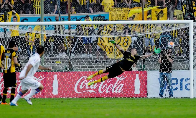 El golazo de Álvaro Recoba a Pablo Migliore